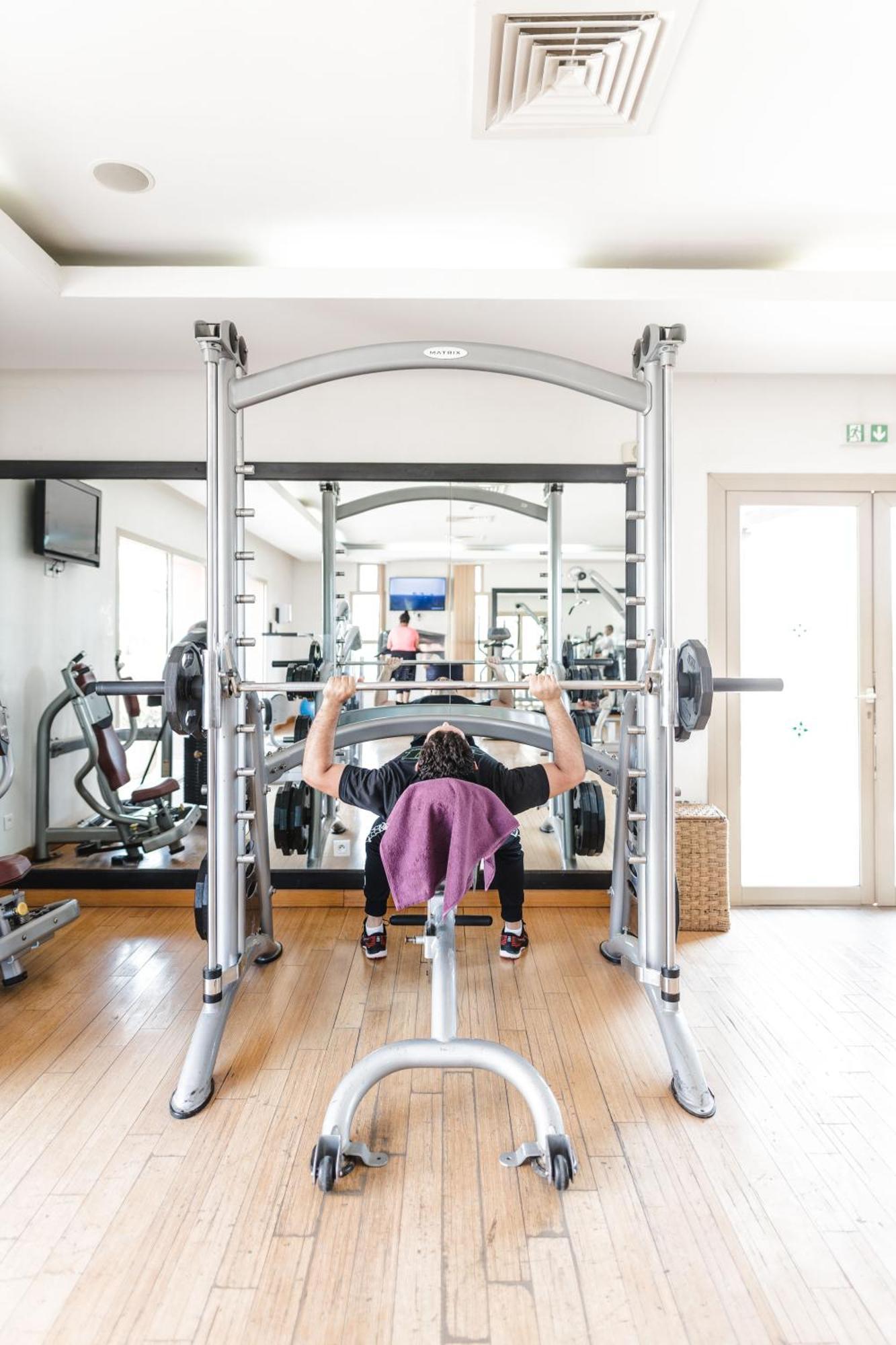 Kenzi Menara Palace & Resort Маракеш Екстериор снимка A woman performing a bench press with a Smith machine