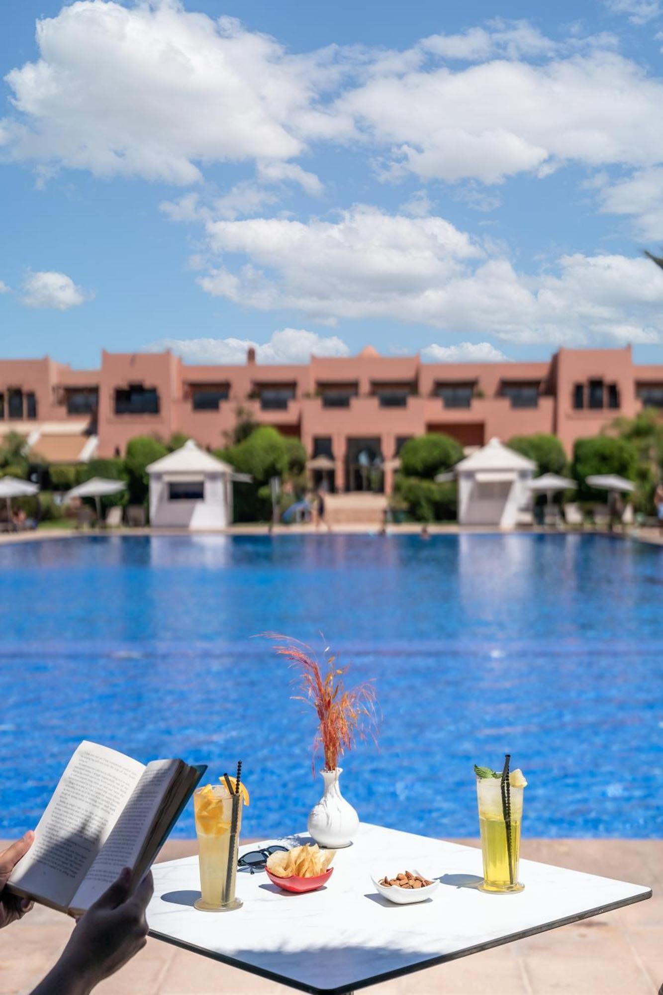 Kenzi Menara Palace & Resort Маракеш Екстериор снимка The swimming pool at the hotel